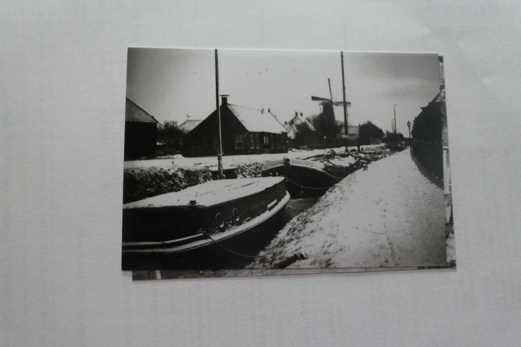 Loppersum De Wijmers met Boten in de Sneeuw en Molen, Verzamelen, Foto's en Prenten, Verzenden, Voor 1940, Foto
