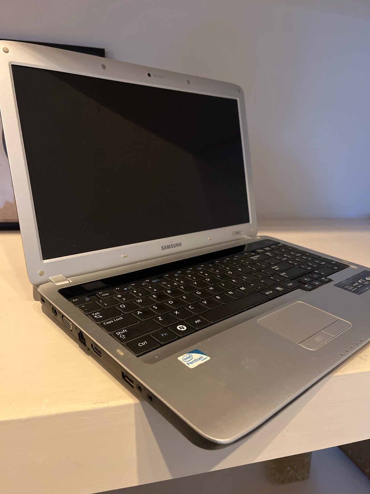 Samsung laptop met oplader (zonder harde schijf), Computers en Software, Ophalen, Gebruikt, Minder dan 4 GB, Onbekend