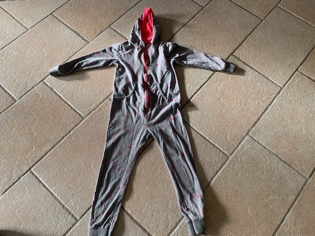 Onesie maat 122/128 grijs met roze sterren, Kinderen en Baby's, Ophalen of Verzenden, Gebruikt, Meisje, Setje