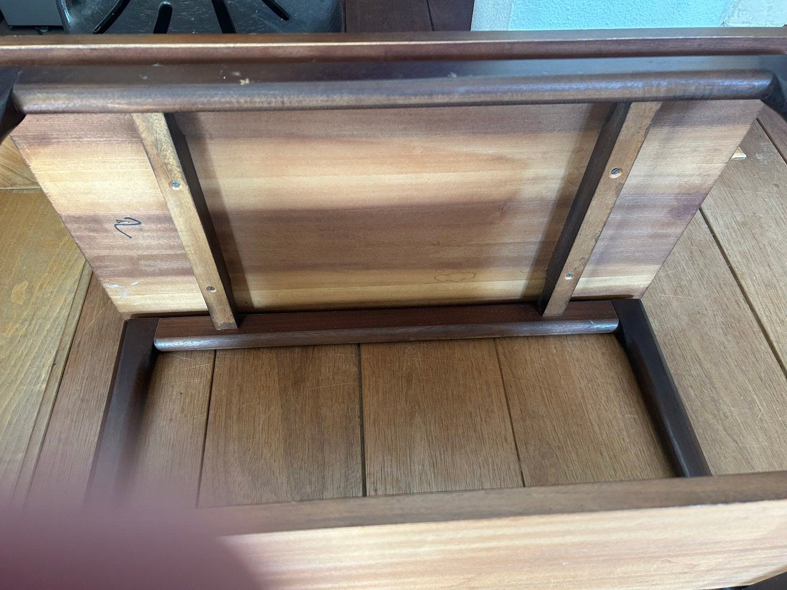 Vintage Bijzettafel met Opbergplank - Donkerbruin Hout, Antiek en Kunst, Antiek | Meubels | Tafels, Ophalen