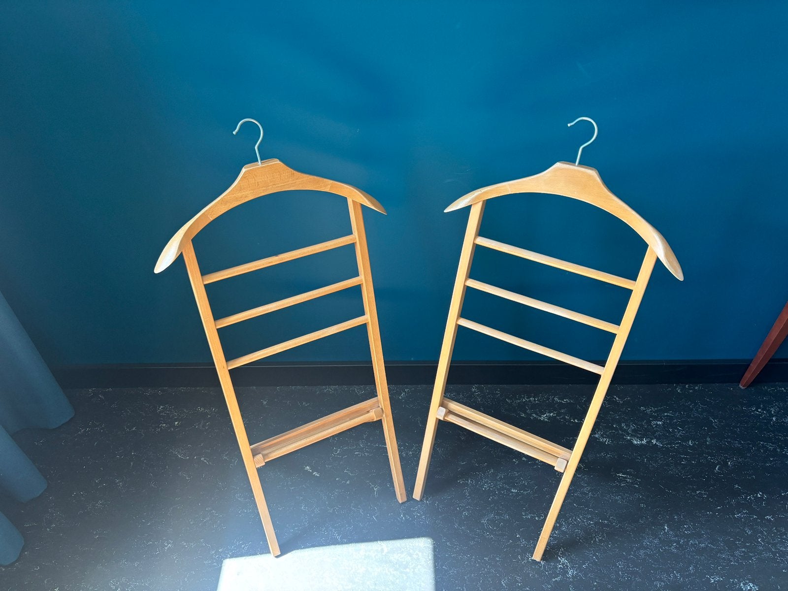 Houten dressboy( 2x ) voor kinderkleding/kamer., Ophalen of Verzenden, Hout, Wandkapstok, Minder dan 100 cm