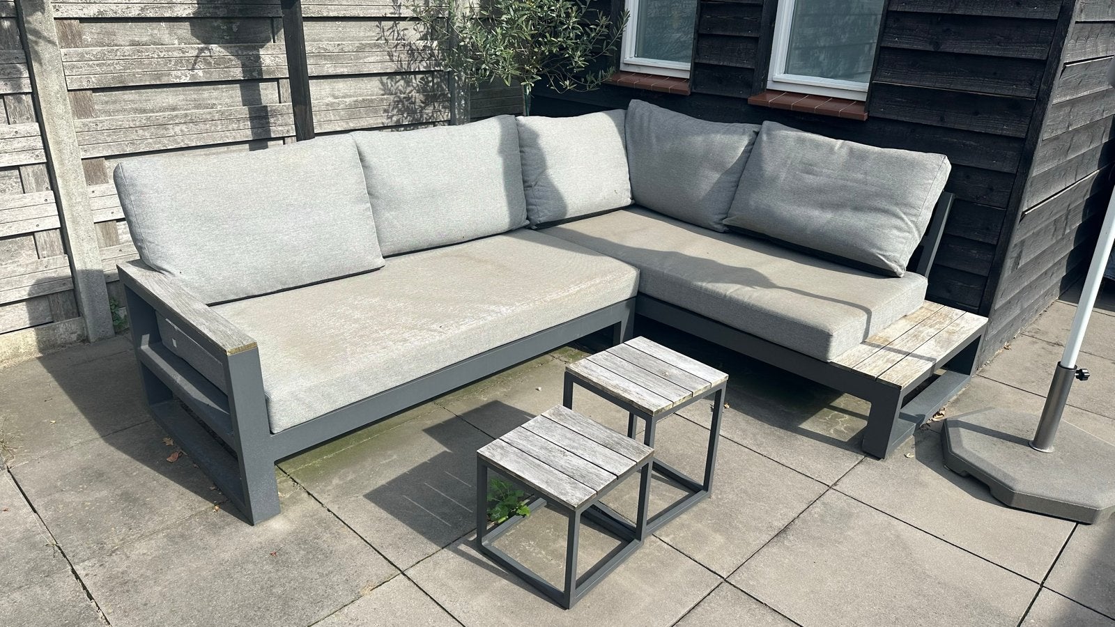 Loungeset voor buiten met 2 bijzettafeltjes