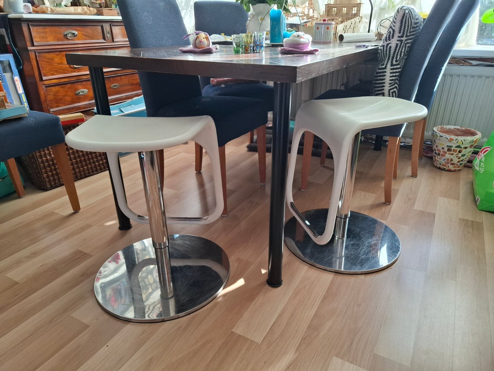 2 draaibare Ikea 'Urban' barkrukken - Carl Öjerstam, Ophalen, 60 tot 90 cm, In hoogte verstelbaar, 2 krukken
