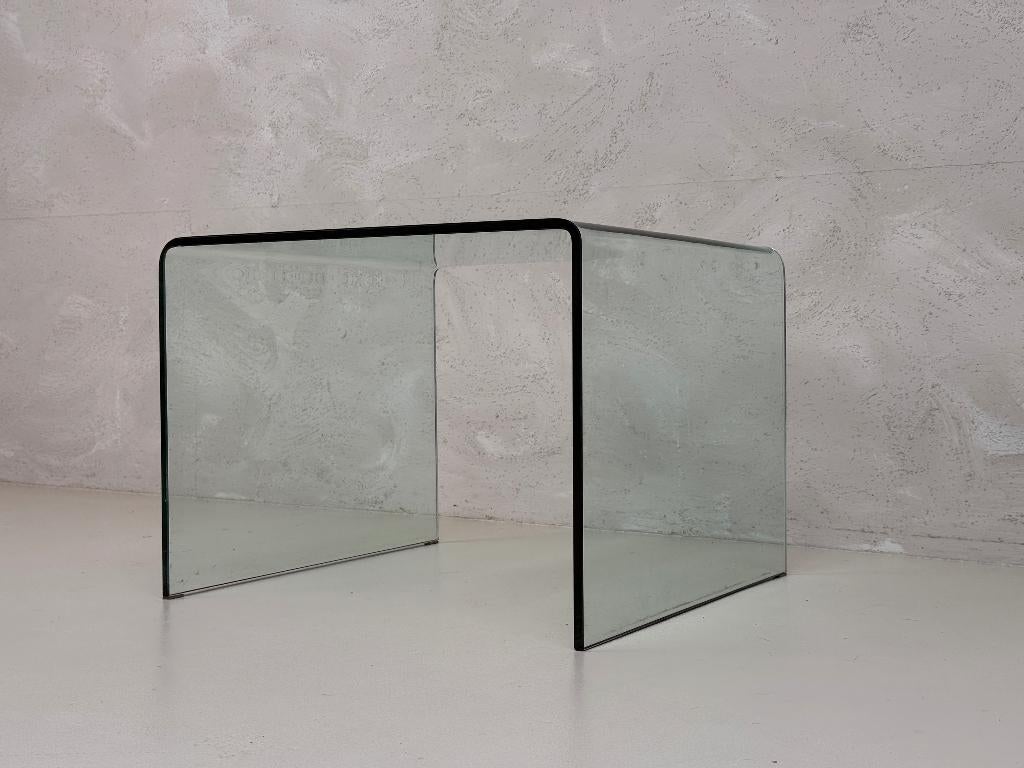 Curved Glass Designer Bijzettafel in Fiam Italia Stijl, Huis en Inrichting, Tafels | Bijzettafels, Gebruikt, Vierkant, 45 tot 60 cm