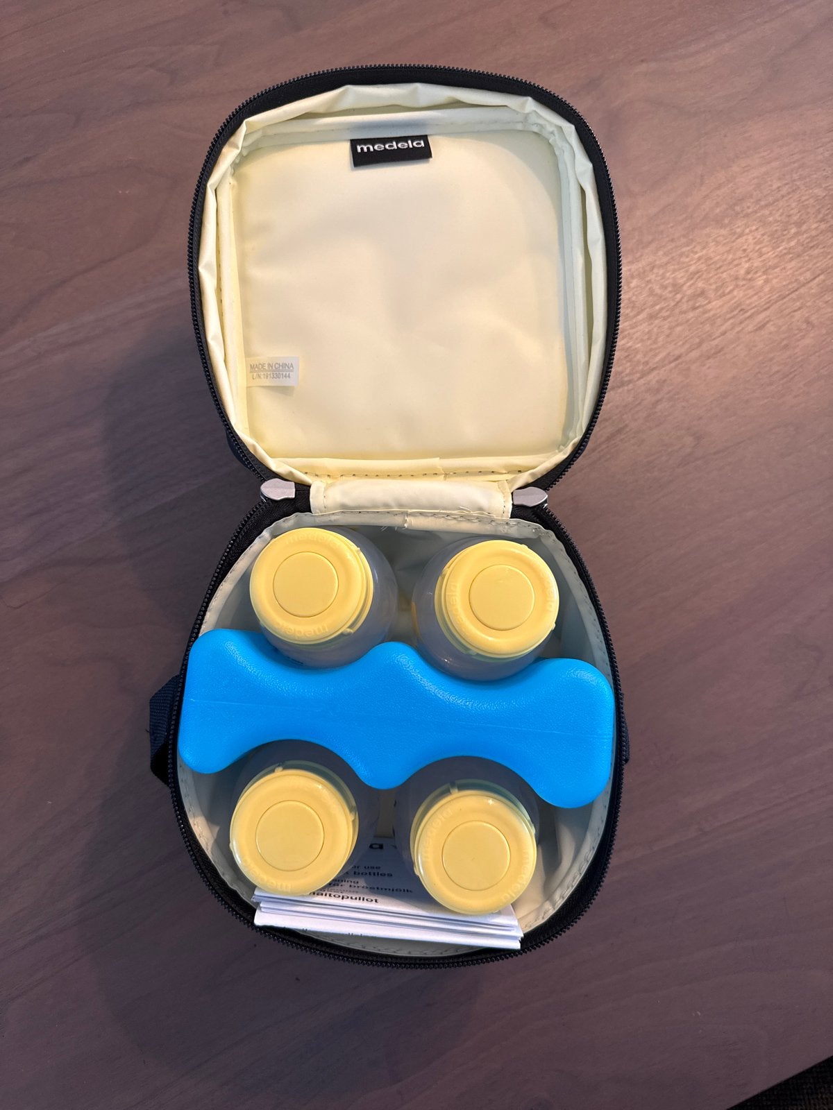 Medela koeltas met 4 flesjes en koelelement, Ophalen, Gebruikt, Medela, Bewaarbakje