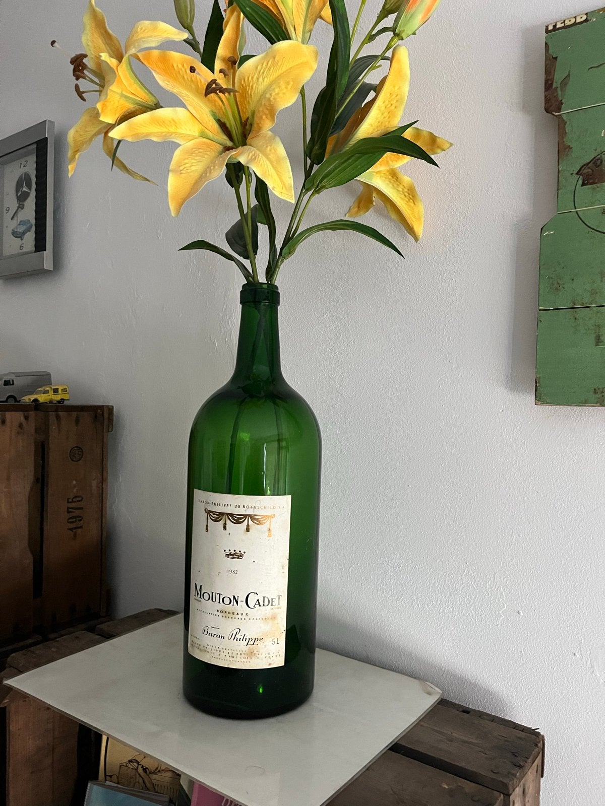 Grote wijnfles met kunstbloemen - Decoratieve vaas, Huis en Inrichting, Ophalen, Gebruikt, Inclusief decoratie, Glas