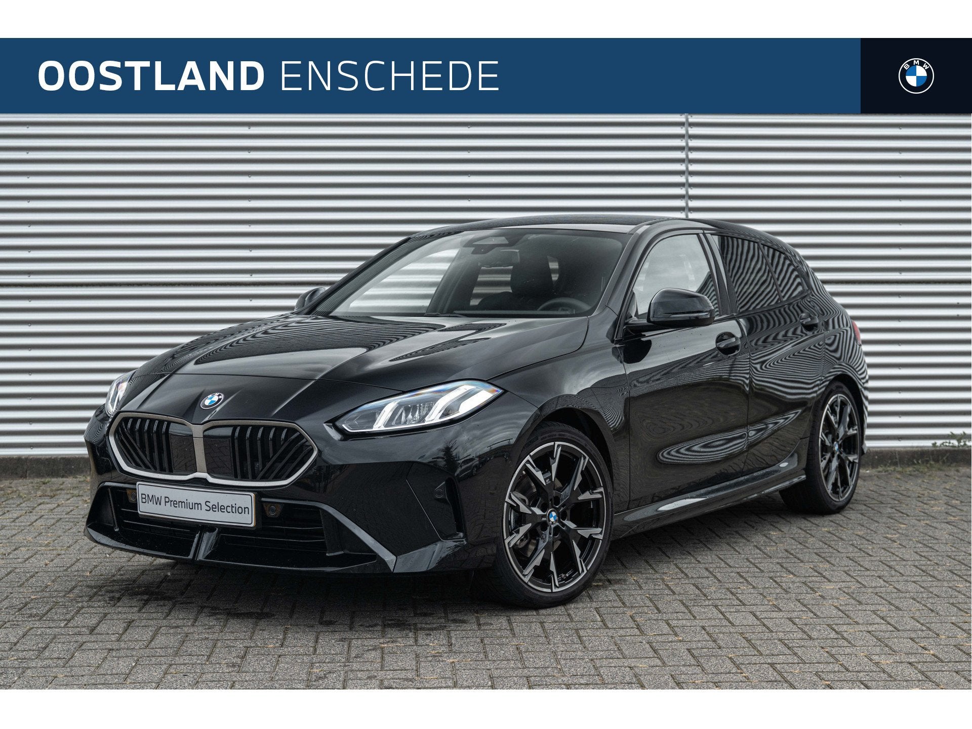 BMW 1 Serie 120 M Sport Automaat / Sportstoelen / Achteruitr, Gebruikt, 156 pk, Met garantie (alle), Zwart