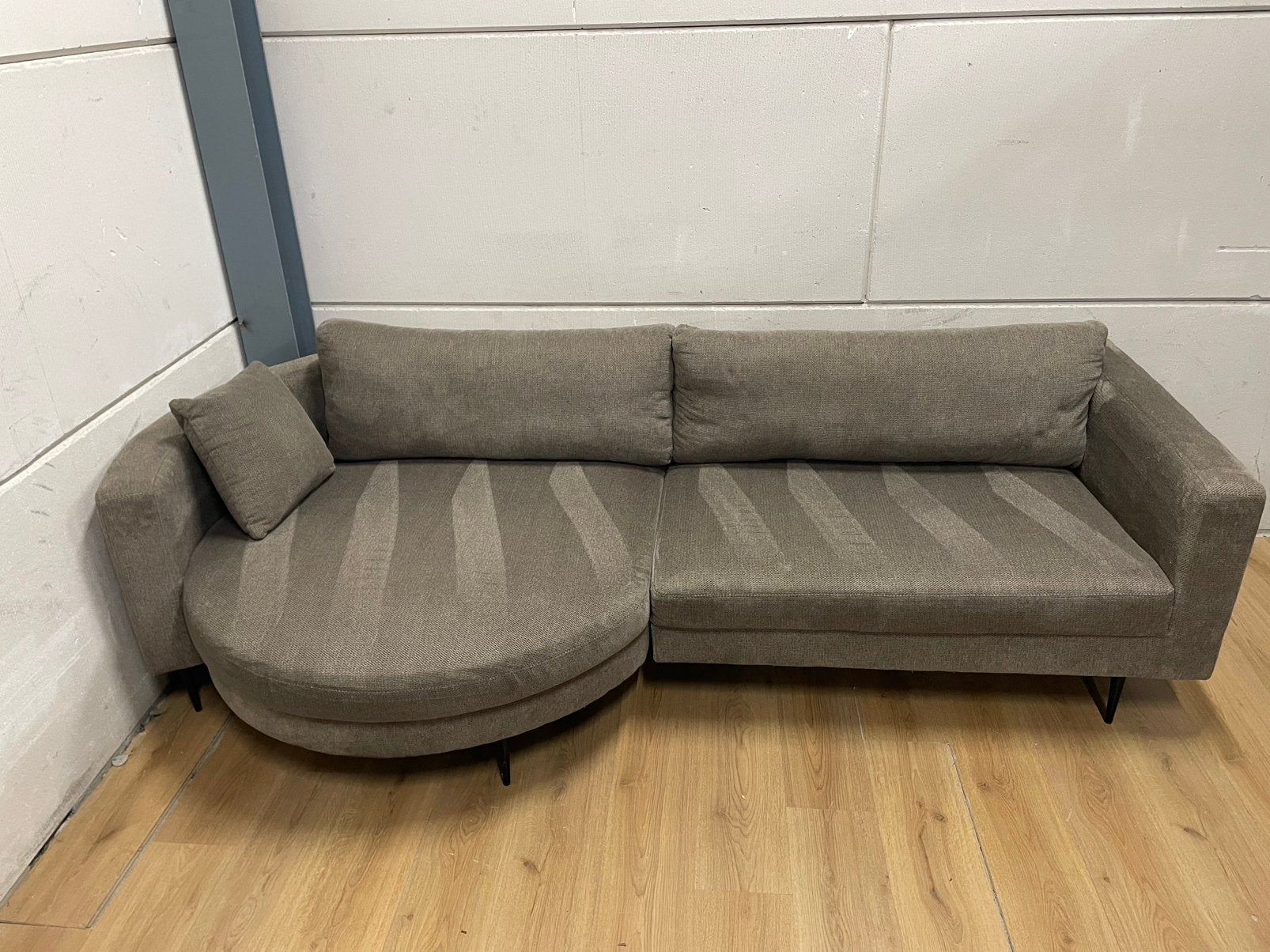 Mooie luxe grijze suede hoekbank - GEREINIGD!!!