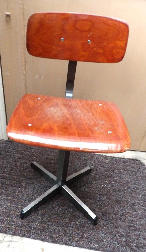 schoolstoel/ kinderstoel/ kleine stoel, Twee, Bruin, Ophalen of Verzenden, Zo goed als nieuw