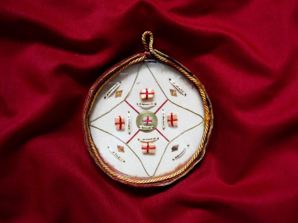 Reliekschrijn met daarin een reliekhouder met 9 relieken, Antiek en Kunst, Ophalen of Verzenden