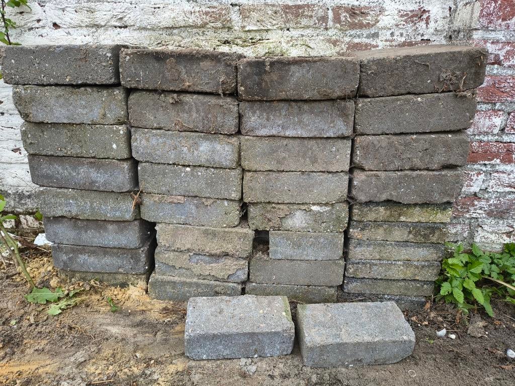 Gratis: vierkante beton tegels (2,5 m2), Tuin en Terras, Ophalen, Gebruikt, Minder dan 5 m², Beton