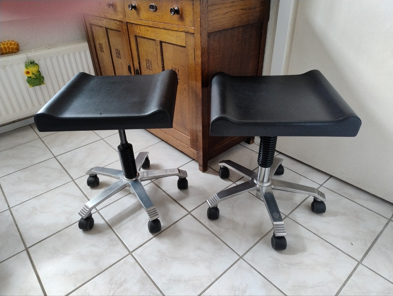 Ergonomische krukken, 2x, Score, werkplaatskruk, Huis en Inrichting, Ophalen, In hoogte verstelbaar, Zo goed als nieuw, Staal