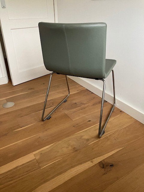 Eetkamerstoelen (2), zitting van leer, kleur olijfgroen, Ophalen, Twee, Overige kleuren, Zo goed als nieuw