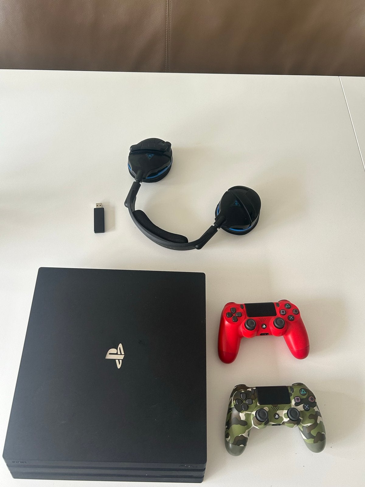 PS4 Pro 1TB met Turtle Beach Headset en 2 Controllers, Gebruikt, Met 2 controllers, Ophalen of Verzenden, 1 TB