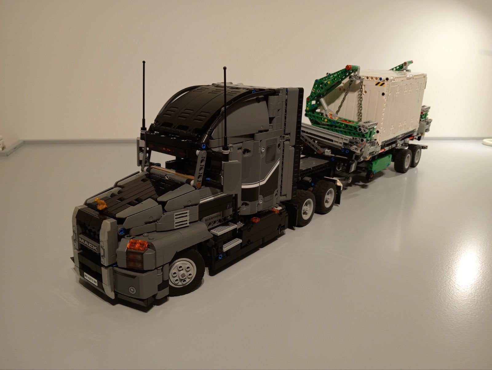 Lego Technic Mack Anthem vrachtwagen met container, Kinderen en Baby's, Ophalen of Verzenden, Zo goed als nieuw
