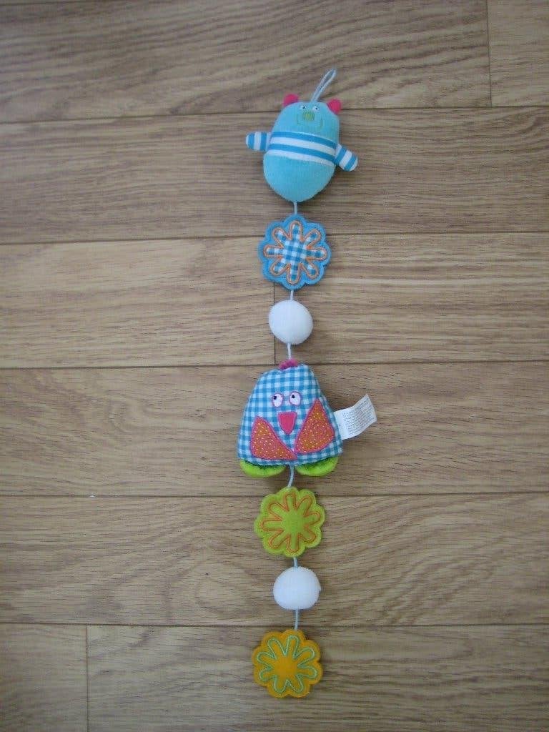 Hema blauwe babyhanger met belletjes ZGAN, Kinderen en Baby's, Ophalen of Verzenden, Zo goed als nieuw, Rammelaar, Met geluid