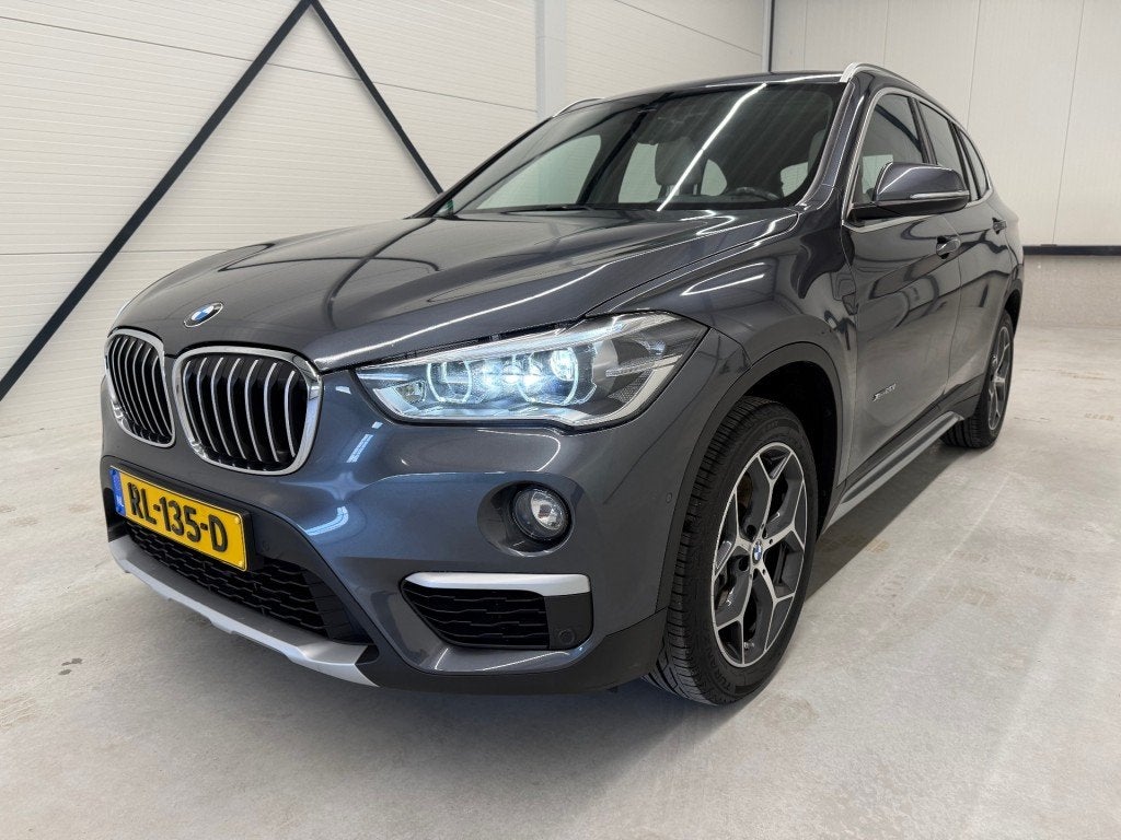 Bmw X1 XDRIVE20I HIGH EXEC. BJ.2018 PANO TREKHAAK HEAD-UP LE, Auto's, 1998 cc, Gebruikt, Euro 6, 2000 kg
