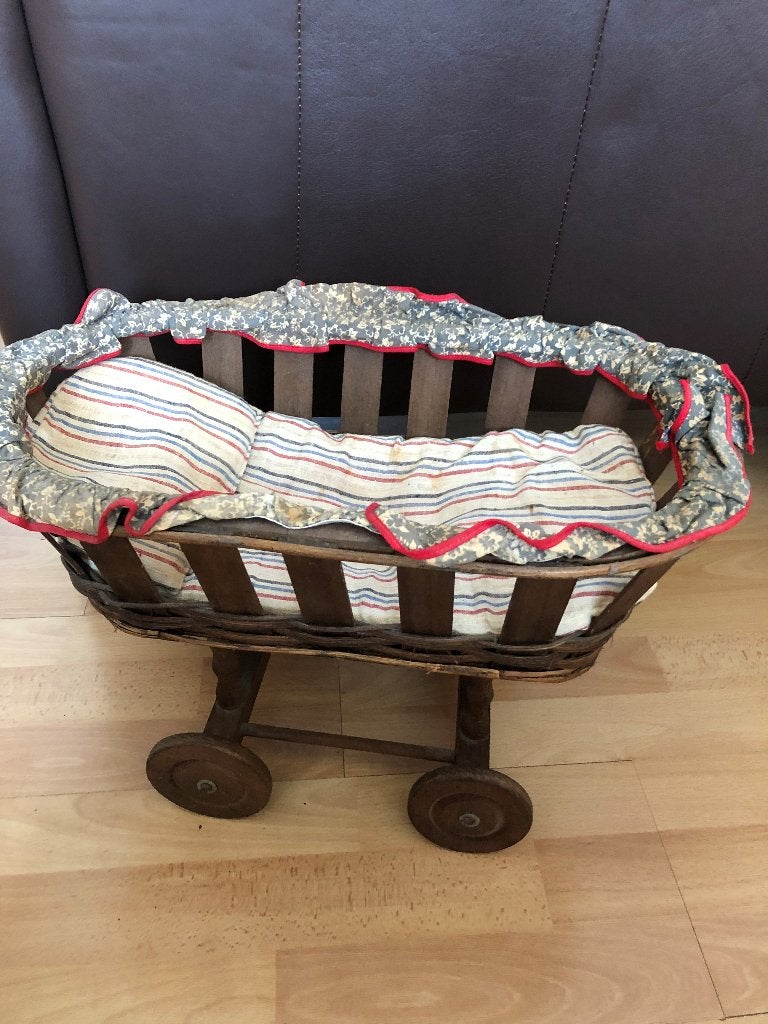Antieke kleine houten poppenwieg op wieltjes met stof en mat, Ophalen of Verzenden