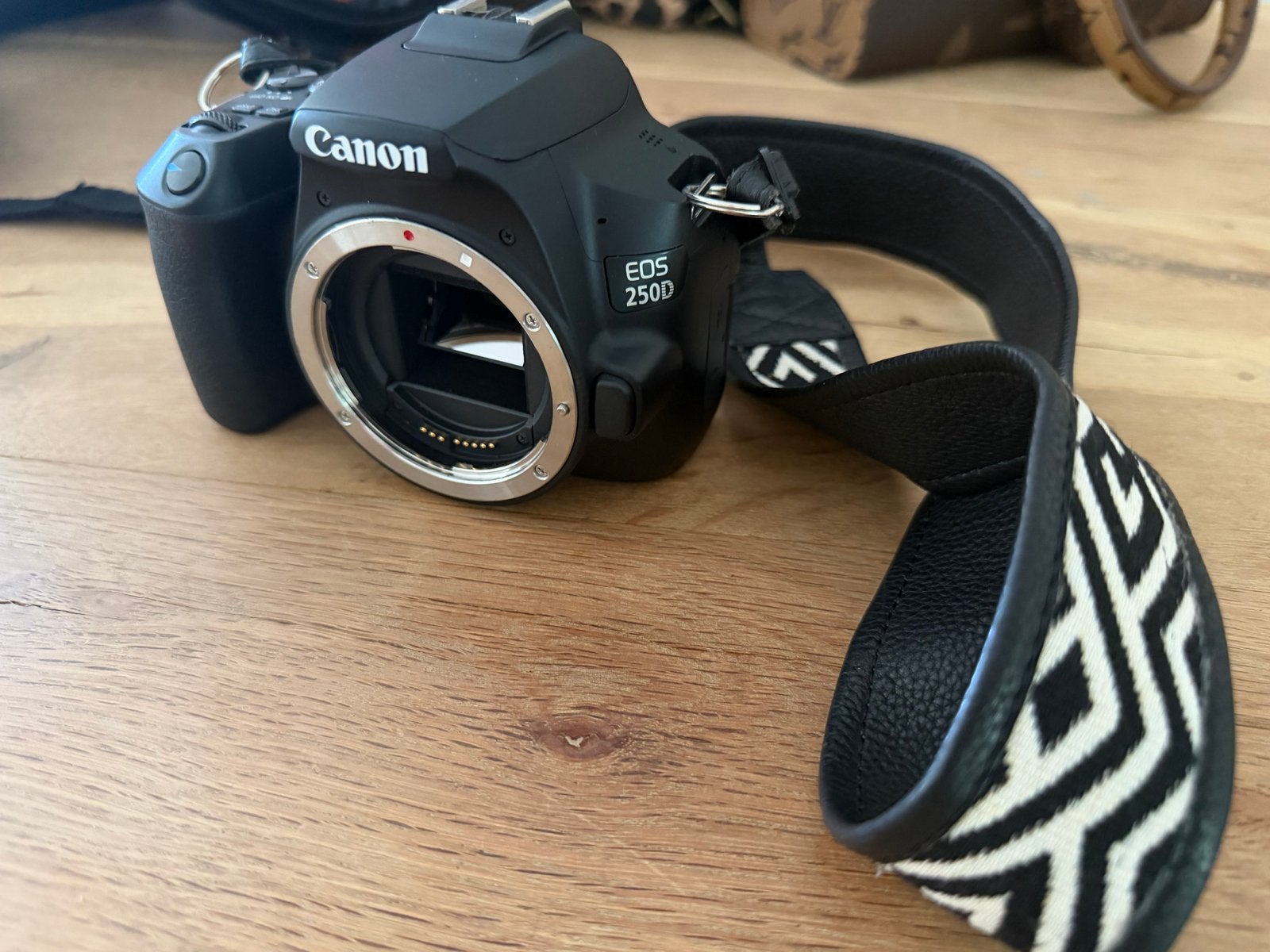 Canon EOS 250D Spiegelreflexcamera - Zo goed als nieuw, Spiegelreflex, Canon, Zo goed als nieuw, Draagriem
