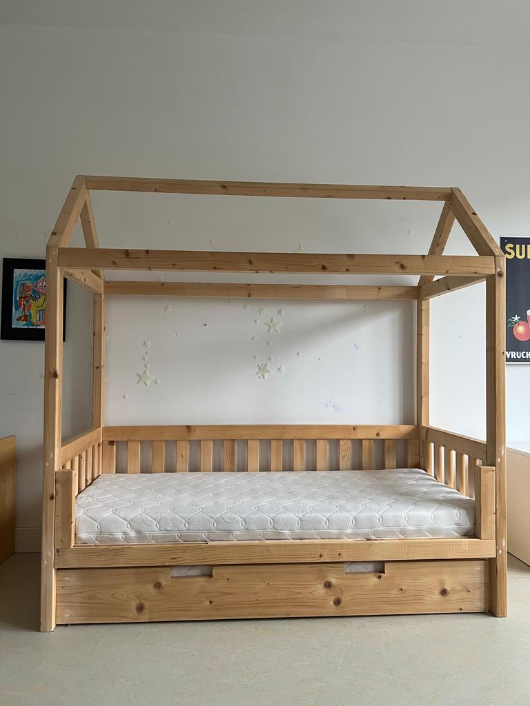 Peuterbed huisje met slaaplade en 2 matrassen, Kinderen en Baby's, Kinderkamer | Bedden, Ophalen, 70 tot 85 cm, Zo goed als nieuw