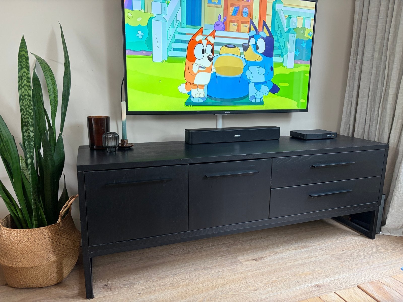 Robuuste zwarte tv-kast met lades en deuren