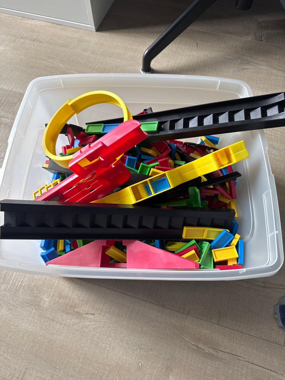 Grote set dominostenen met bruggen en automatische plaatser, Ophalen of Verzenden, Gebruikt, Jongen of Meisje