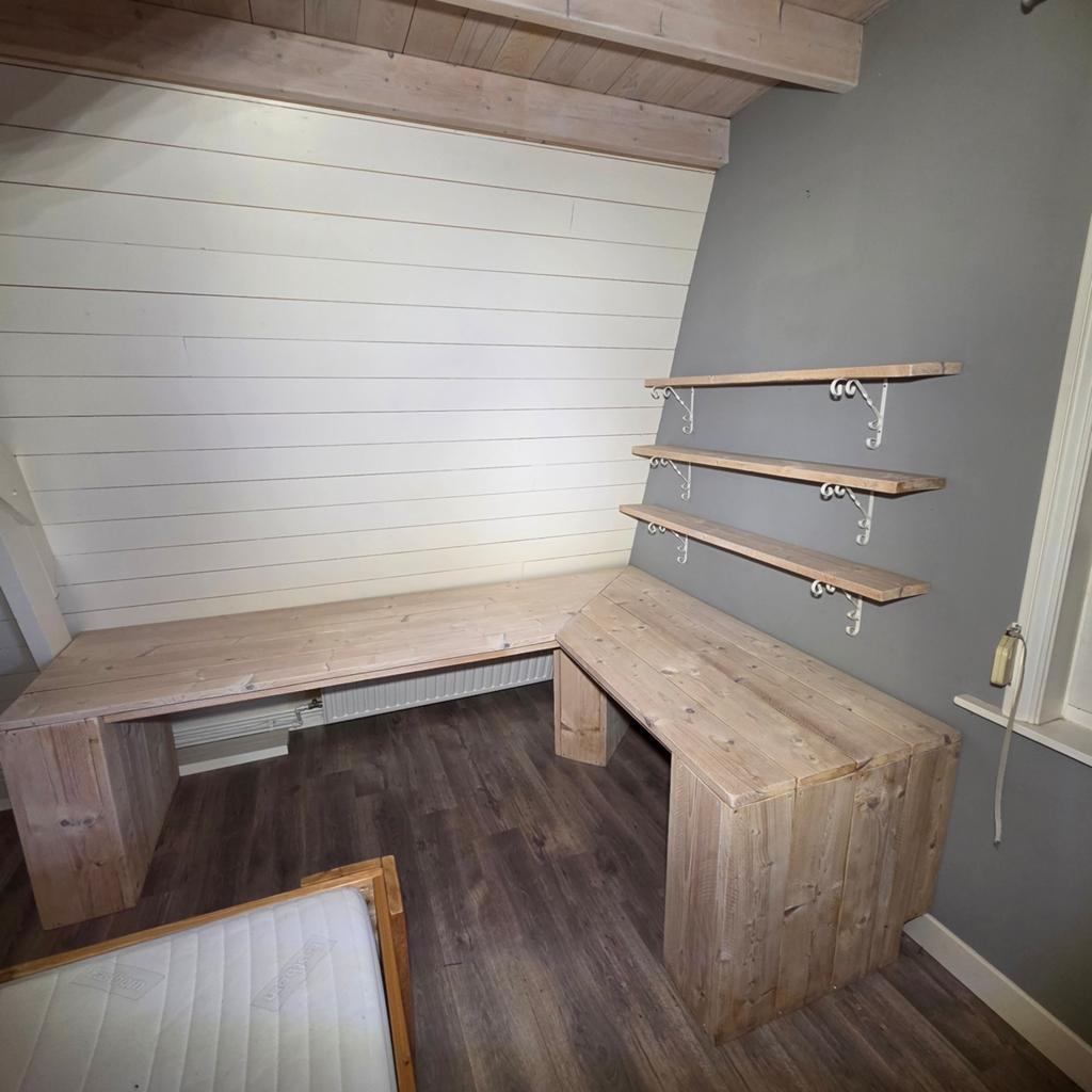 Steigerhouten hoekbureau met 3 schappen, Ophalen