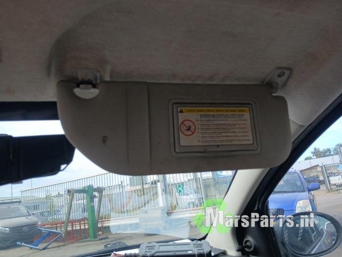 Zonneklep van een Peugeot 107