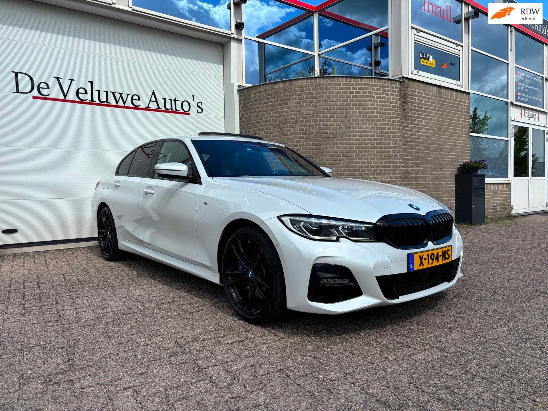 BMW 3-serie 330e High Executive M-sport|PANO|HUD|LED|ACC, Auto's, Achterwielaandrijving, Gebruikt, Wit, Plug-in hybride