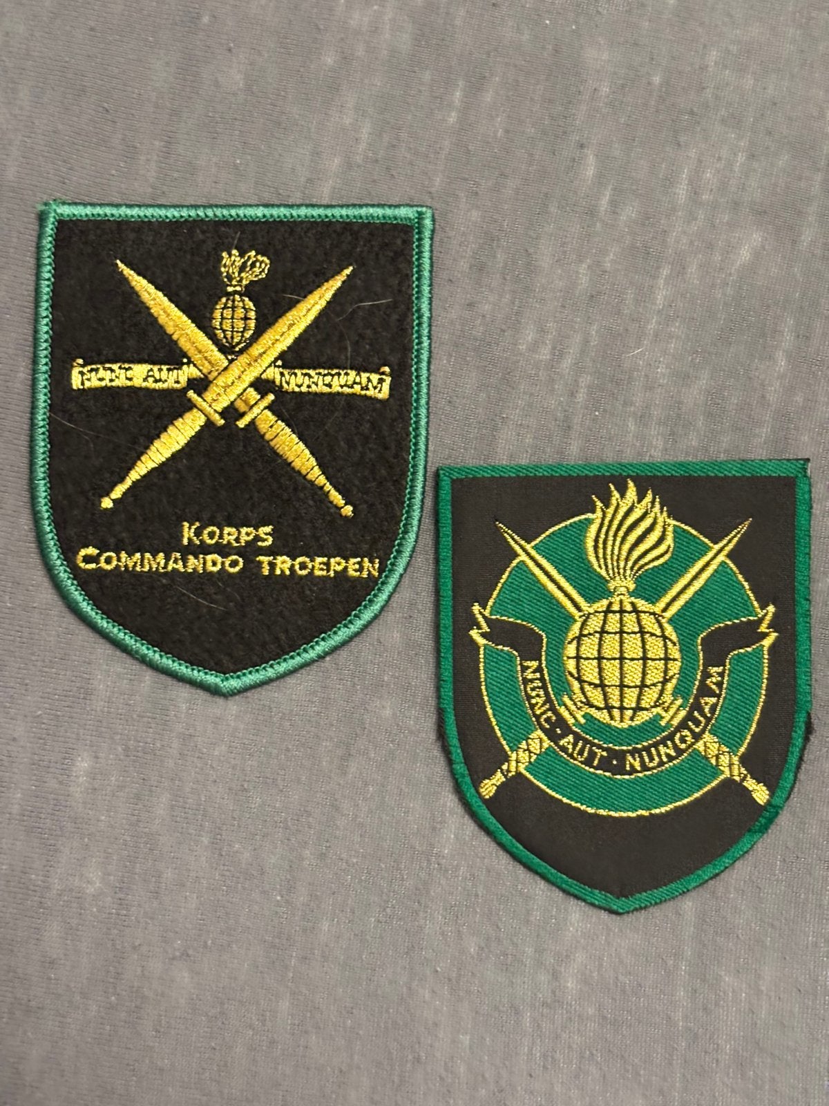 Setje KCT emblemen korps commando troepen, Verzamelen, Verzenden, Landmacht, Nederland, Embleem of Badge