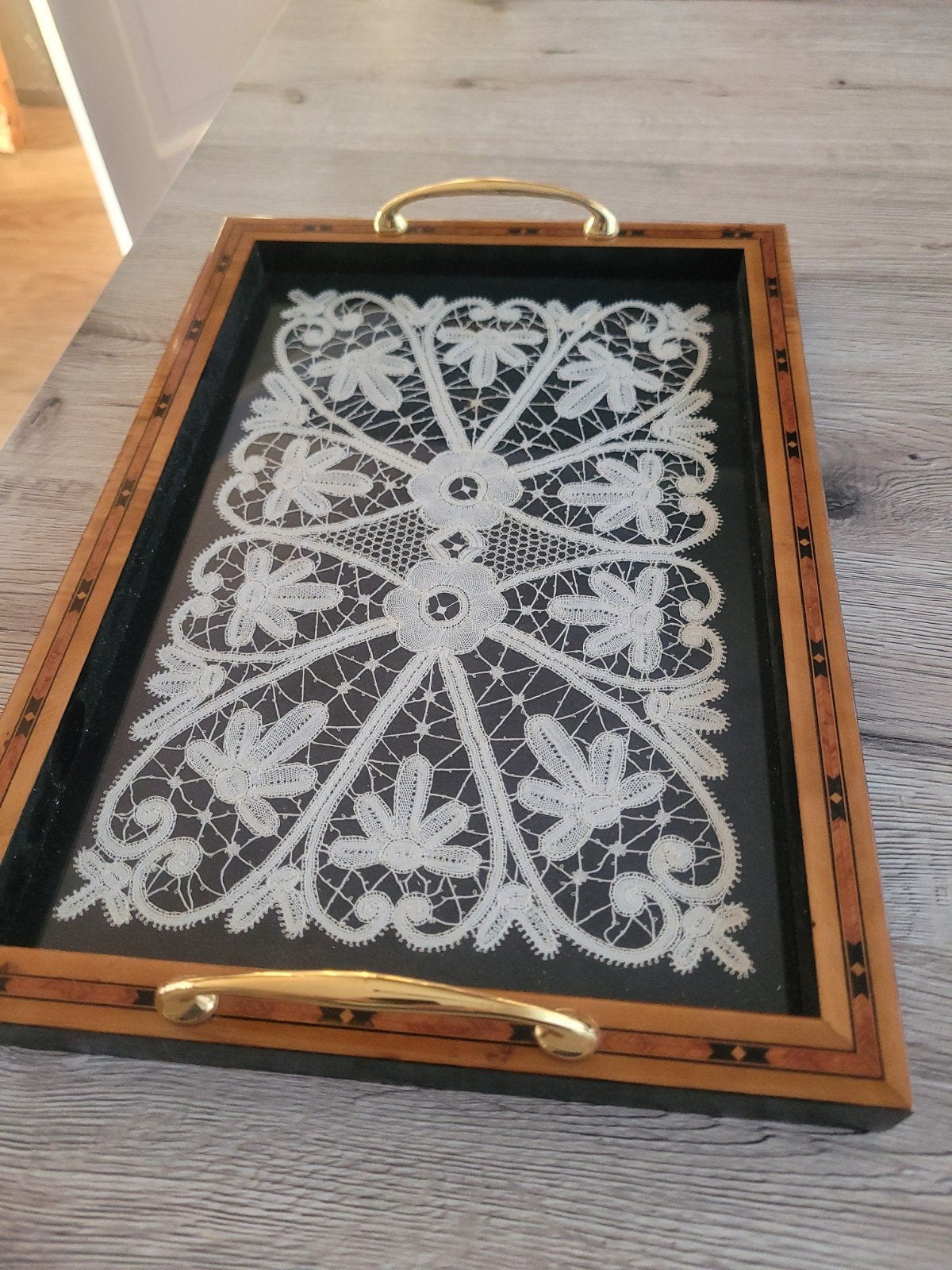 Decoratief dienblad met kant en handvatten, Ophalen, Gebruikt, Met afbeelding/tekst, Dienblad