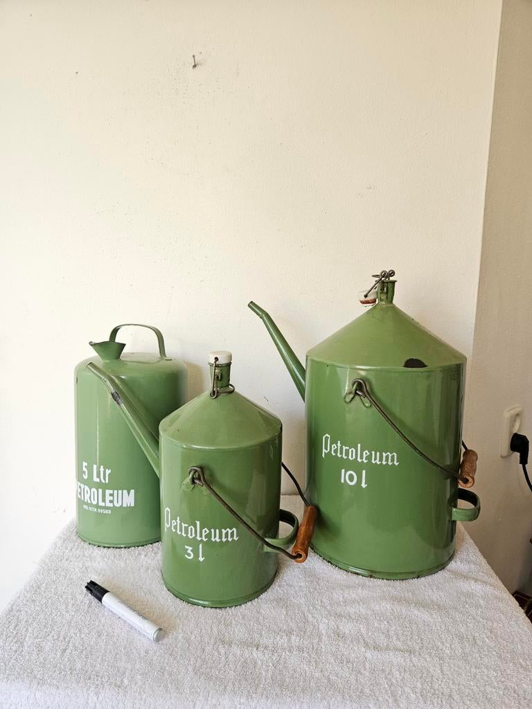 Drie petroleum kannen.  Jaren 60.  € 65, Antiek en Kunst, Antiek | Emaille, Ophalen of Verzenden