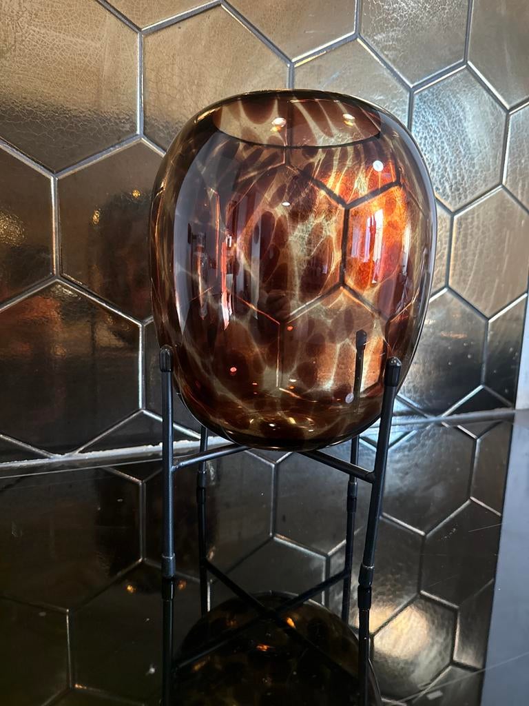 Glazen vaas op standaard - Bruin met patroon, Ophalen, Overige kleuren, Minder dan 50 cm, Glas