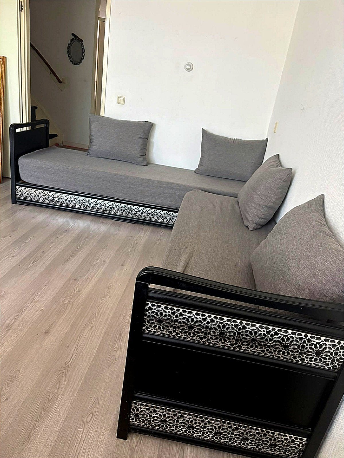 Twee zo goed als nieuwe banken met hout en kussens, Huis en Inrichting, Banken | Bankstellen, Driepersoons, Ophalen of Verzenden