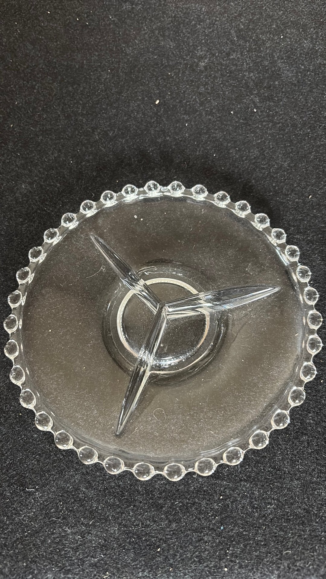 Glazen serveerschaaltke met bolletjessrand en 3 vakjes 18 cm, Ophalen of Verzenden