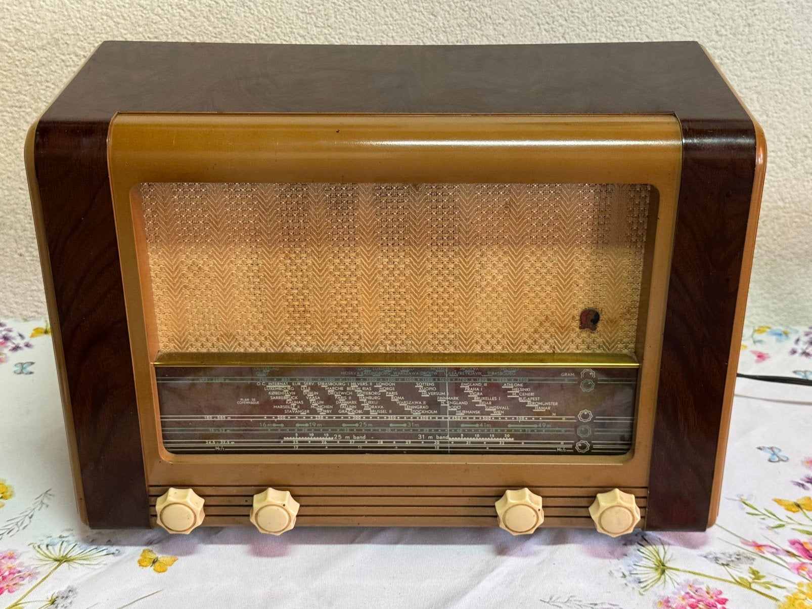 Bakkeliet  lampenradio nsf 1951 spelend vaste pr ophalen, Ophalen, Radio