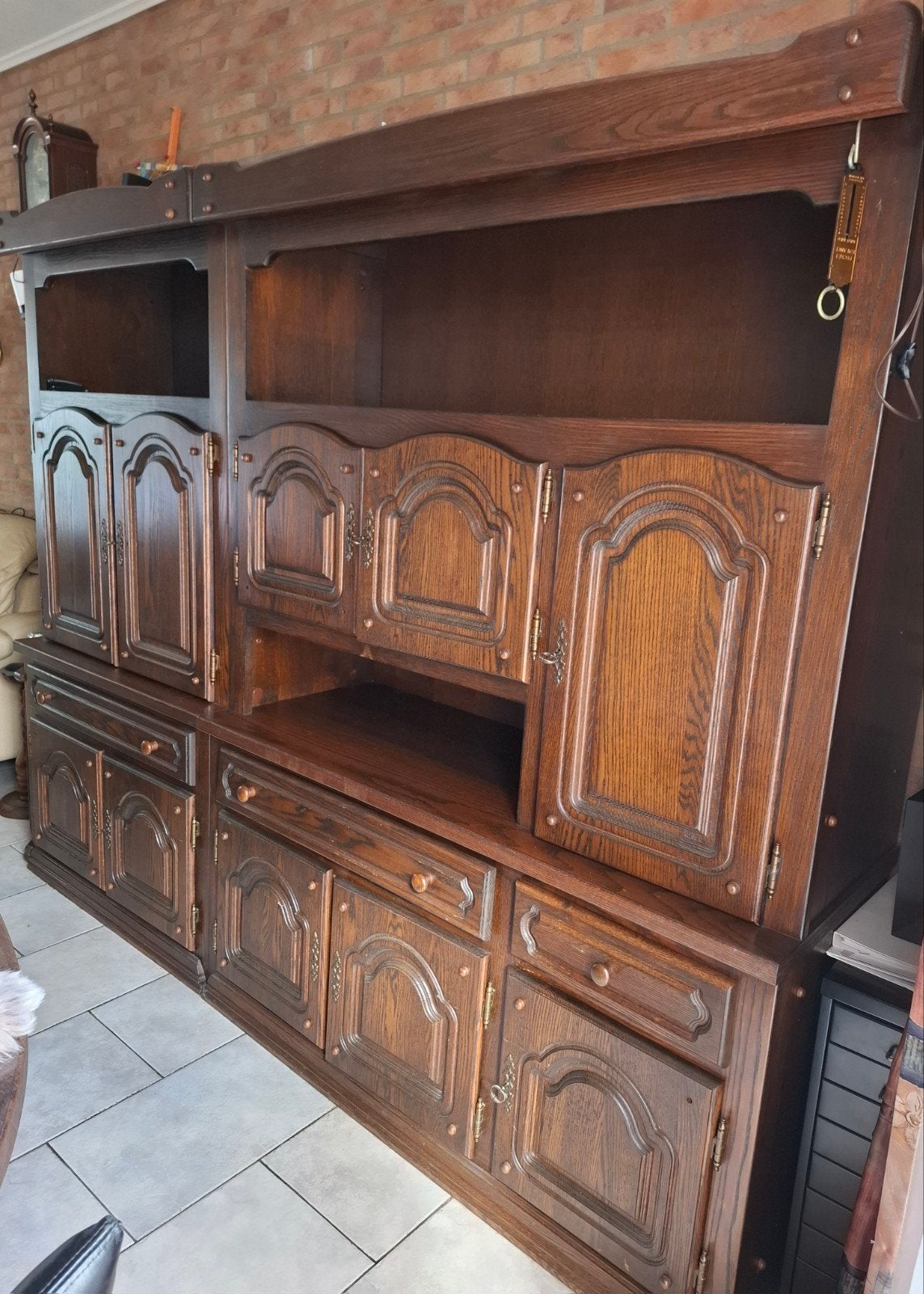 Grote eikenhouten wandkast met veel opbergruimte
