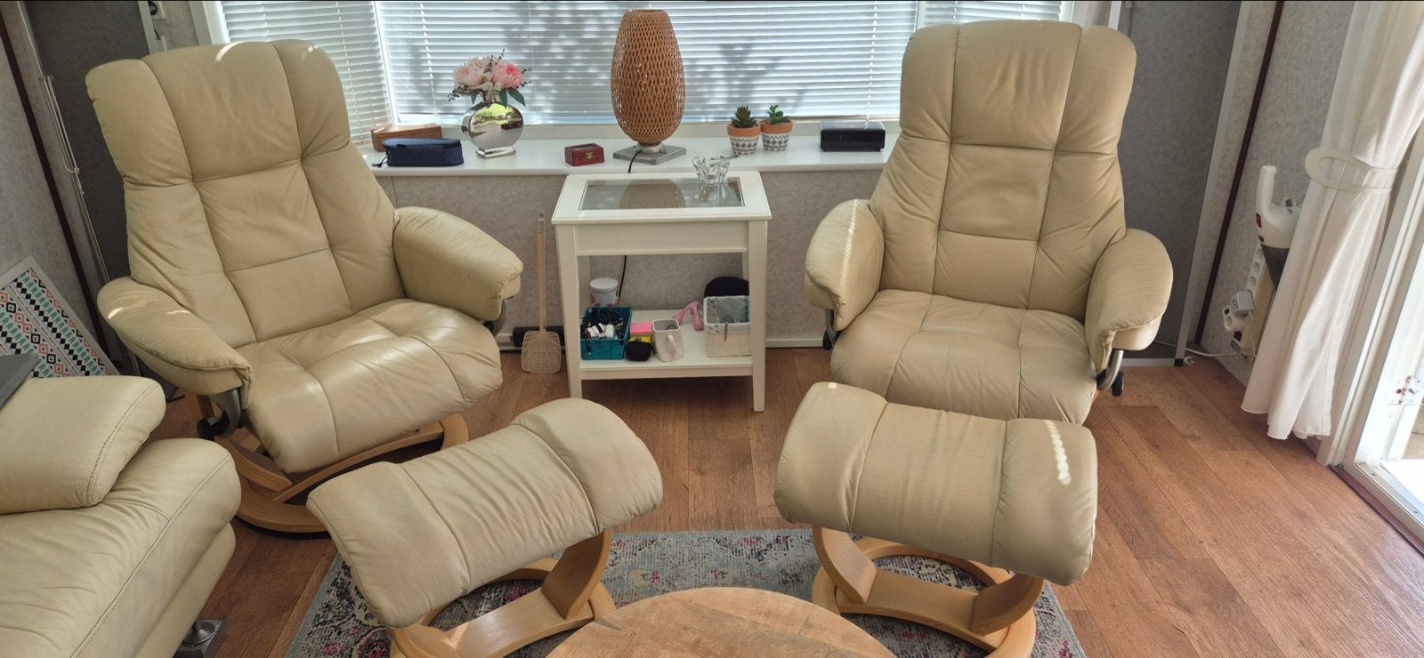 Comfortabele beige relaxfauteuils met voetenbank, Ophalen, Gebruikt, Leer, 75 tot 100 cm