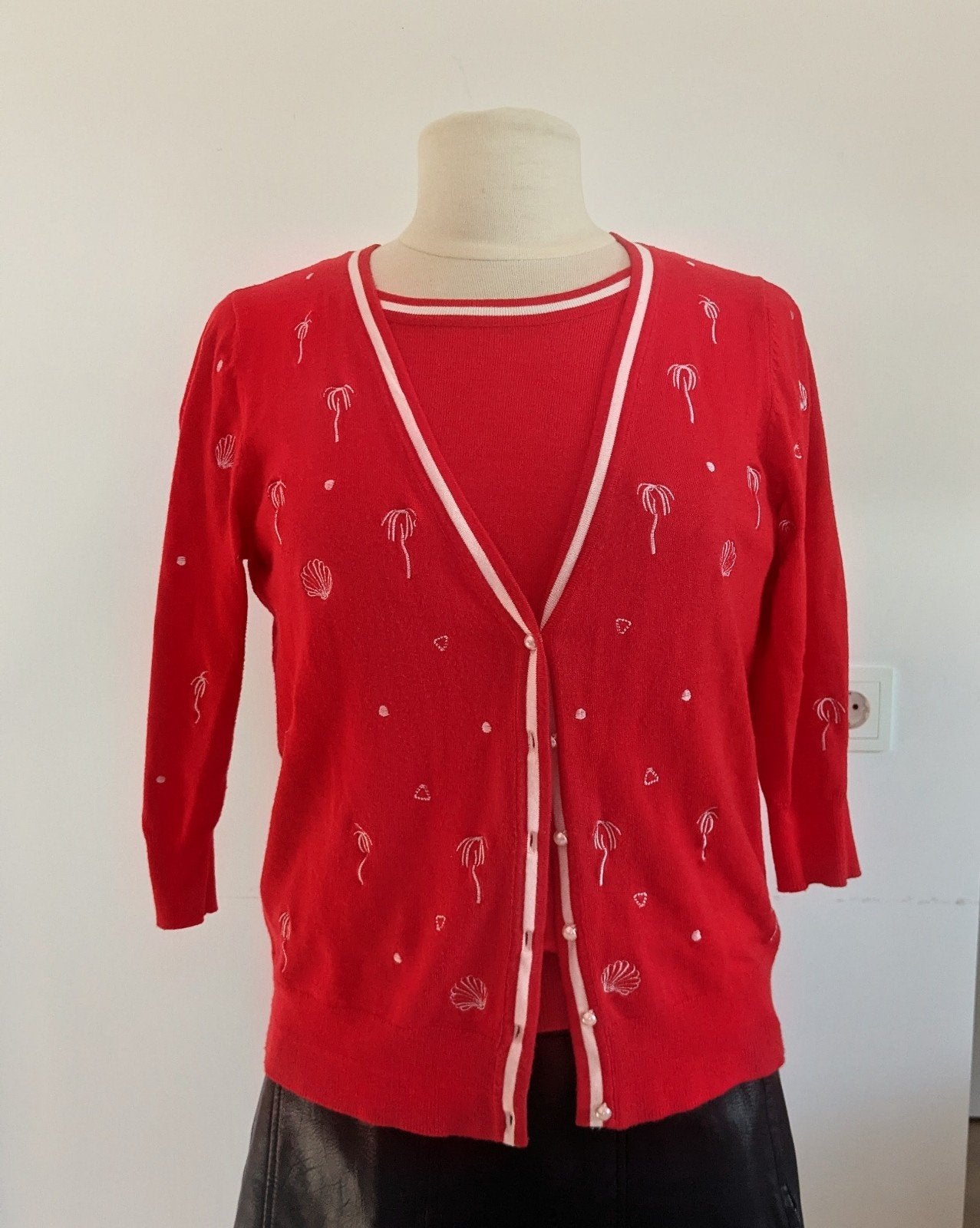 Rood twinset met palmboom borduursel - LEO & UGO, Maat 38/40 (M), LEO & UGO, Ophalen of Verzenden, Gedragen