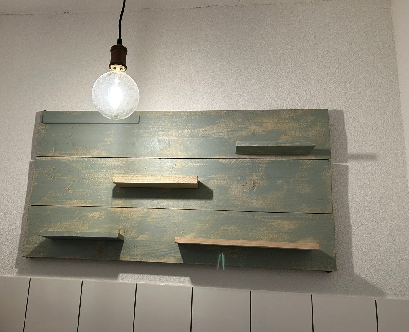 Decoratieve wandplank van steigerhout. Gratis, Ophalen, Gebruikt