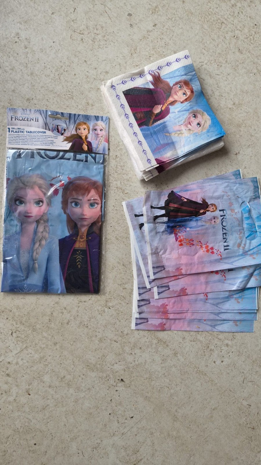 Frozen feestartikelen: servetten, zakjes en tafelkleed, Ophalen of Verzenden, Zo goed als nieuw, Feestartikel, Film of Tv