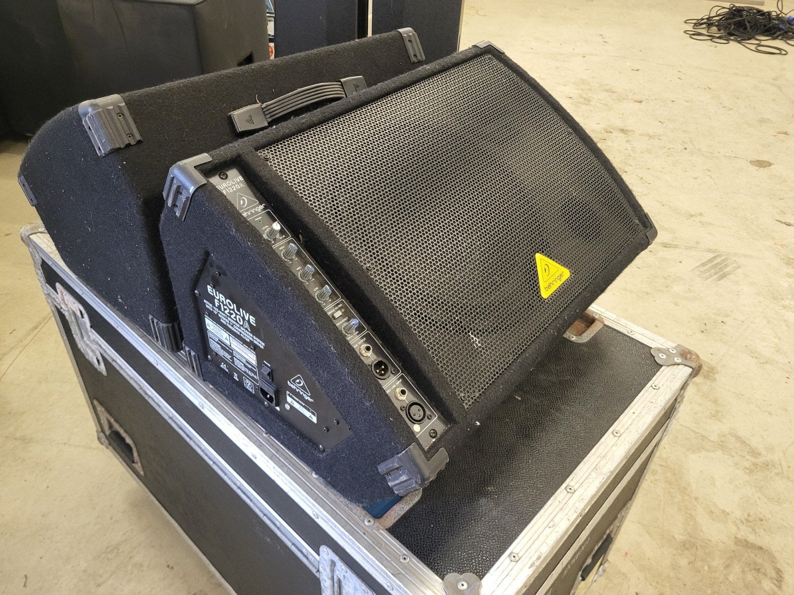 Behringer Eurolive F1320D en F1220A Monitor Speakers, Ophalen, Gebruikt