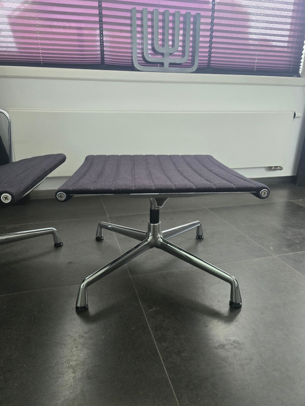 Eames EA 222 Lounge Chair met Ottoman - Zwart, Huis en Inrichting, Stoelen, Zwart, Ophalen of Verzenden, Zo goed als nieuw, Stof