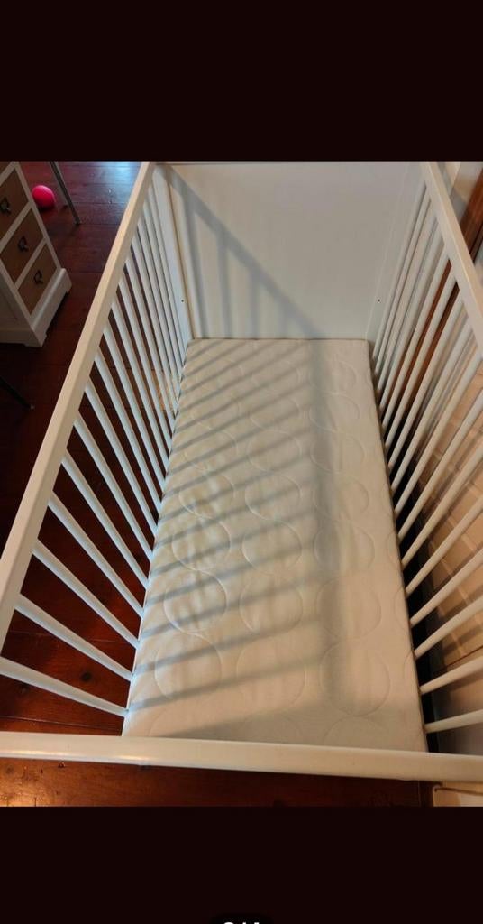 Ikea baby ledikant met matras, Kinderen en Baby's, Babywiegjes en Ledikanten, Ophalen, Zo goed als nieuw