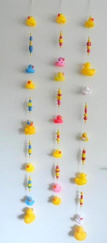 Baby cadeau # slinger met verschillende badeendjes - 3 foto, Ophalen of Verzenden, Zo goed als nieuw