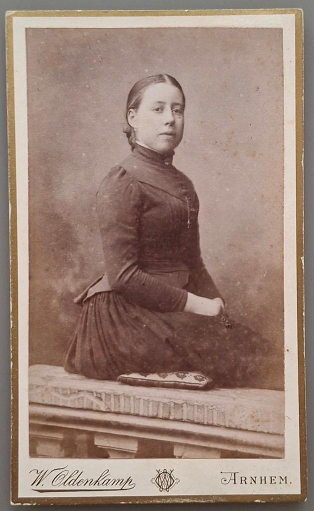 257 cdv meisje Arnhem fotograaf W. Oldenkamp, Ophalen of Verzenden, Voor 1940, Gebruikt, Kind