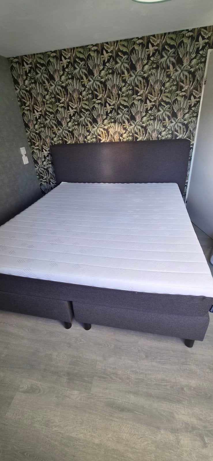 Emma boxspring 180x200 met matras 2 jaar oud nwpr. €2.200, Ophalen, Tweepersoons, Zo goed als nieuw, 180 cm