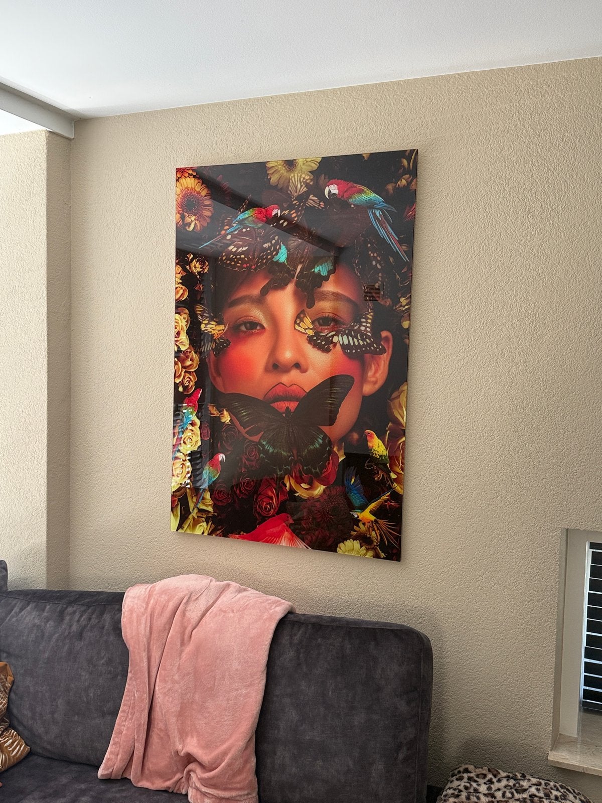Modern schilderij: Vrouw met vlinders en bloemen, Figuren, Kunststof, Print, Ophalen