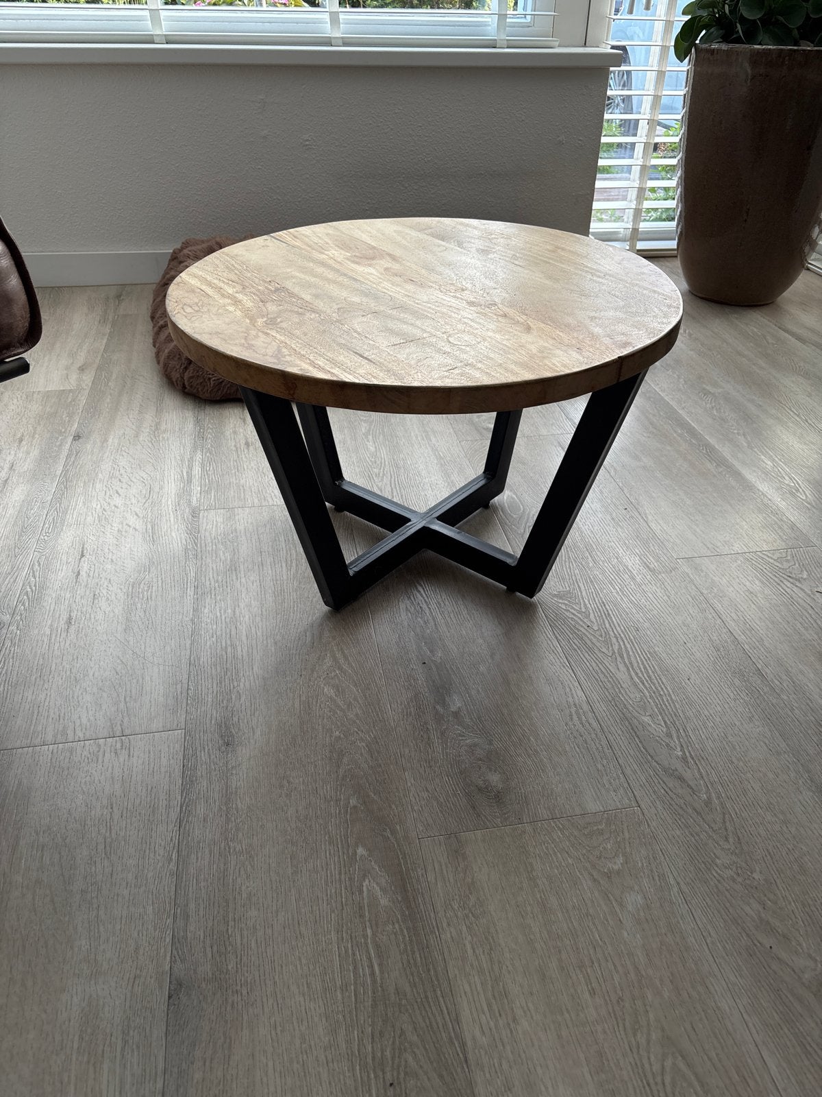 Ronde salontafel met mangohouten blad en metalen onderstel, Ophalen, Rond, 50 tot 100 cm, Zo goed als nieuw