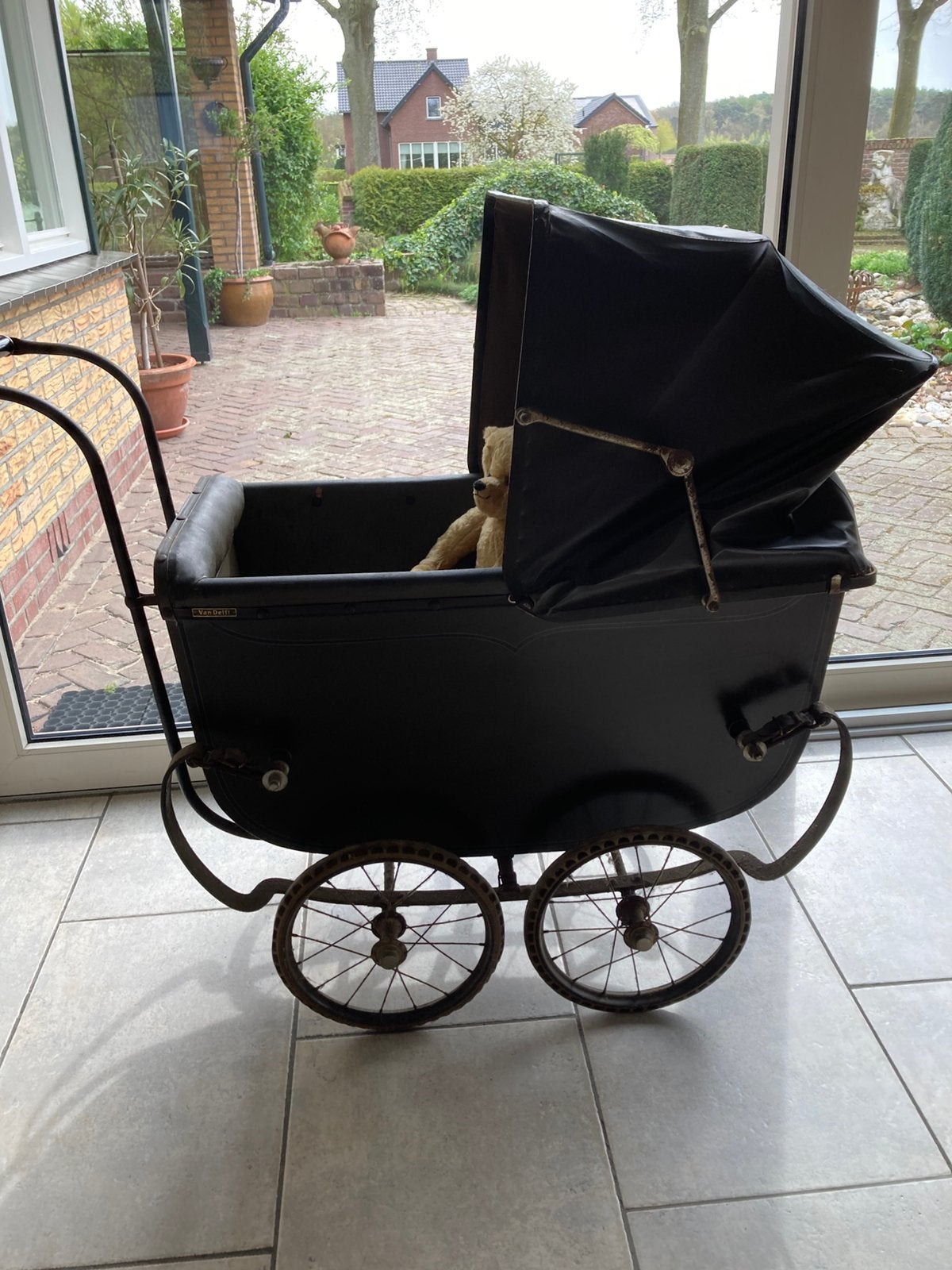 Antieke kinderwagen met houten wielen 100 jaar oud, Kinderen en Baby's, Kinderwagens en Combinaties, Ophalen of Verzenden, Zo goed als nieuw